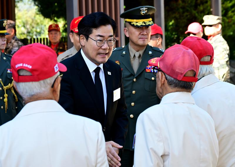 박찬대 인천시장이 15일 제76주년 인천상륙작전 기념일을 맞아 제물포구 자유공원에서 열린 '맥아더 장군 동상 헌화식에서 참석자들과 인사하고 있다./인천시