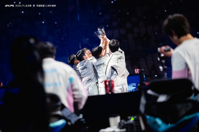 BLG를 꺾고 LPL 스플릿3 우승을 차지한 애니원즈 레전드(사진=LPL)