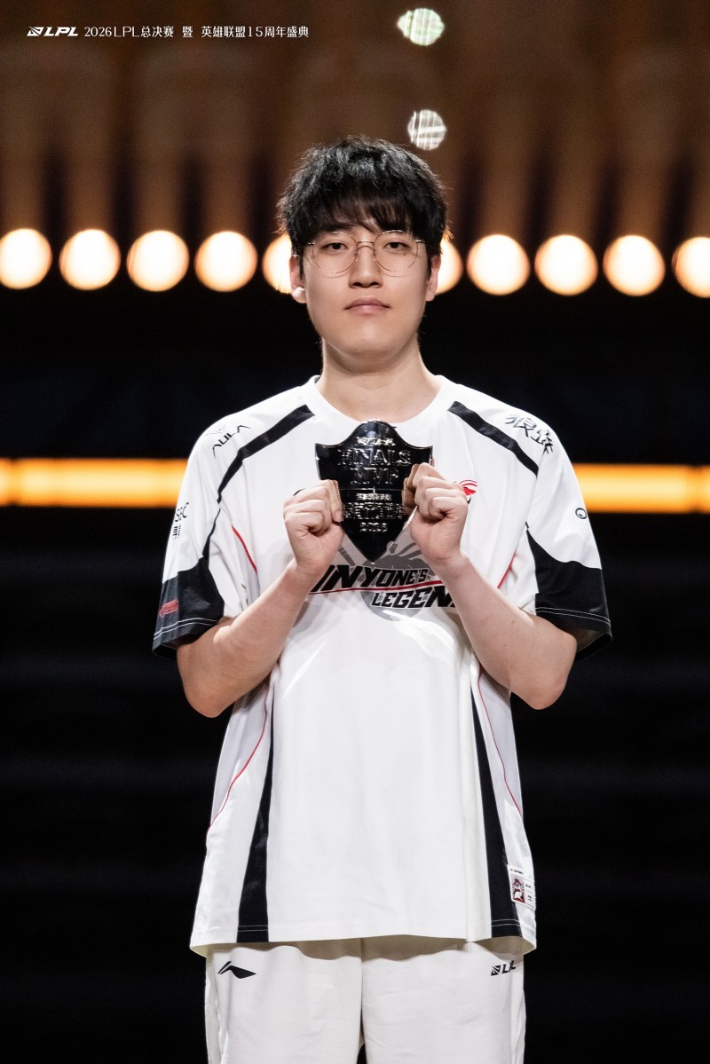 결승전 MVP를 받은 '타잔' 이승용(사진=LPL)