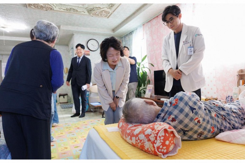 추미애 경기도지사가 환자를 격려하고 있다. /경기도