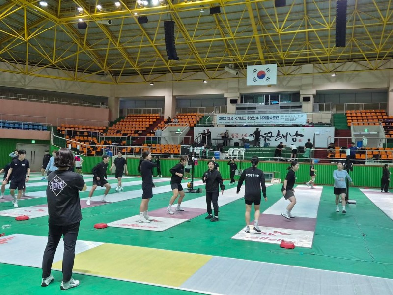 훈련 중인 펜싱 국가대표 후보 선수단 (사진제공=해남군)