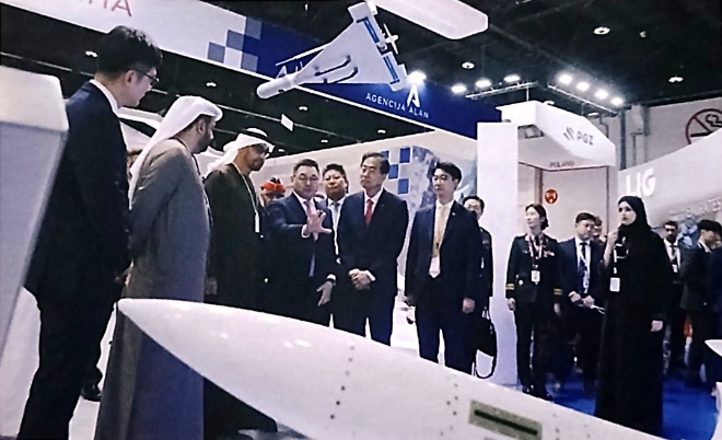 구본상 LIG그룹 회장(왼쪽 네 번째)이 2023년 2월 20일부터 24일까지 5일간 아랍에미리트(UAE) 아부다비 국립 전시센터(ADNEC)에서 열린 ‘IDEX 2023’ 박람회 LIG넥스원 부스에서 중동 지역 고객에게 회사의 생산제품을 소개하고 있다. 사진= LIG D&A