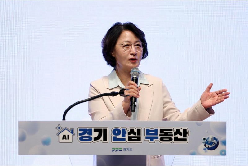 15일 오후 경기도청 다산홀에서 열린 경기도형 주거 안전망 조성 비전 선포 및 「경기 안심 부동산」 출범식에서 추미애 경기도지사가 인사말을 하고 있다./경기도