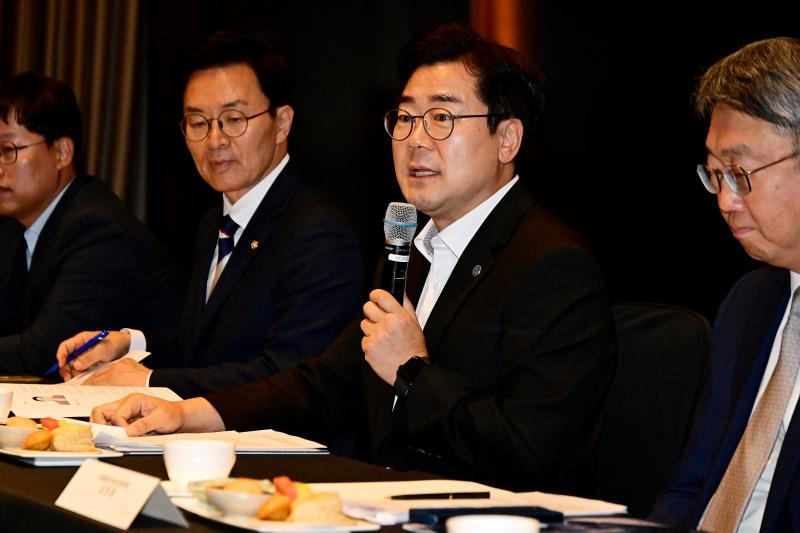 박찬대 인천시장이 15일 서울 여의도 콘래드서울에서 열린 'AI 커넥티드 모빌리티 기업간담회'에서 인사말을 하고 있다./인천시