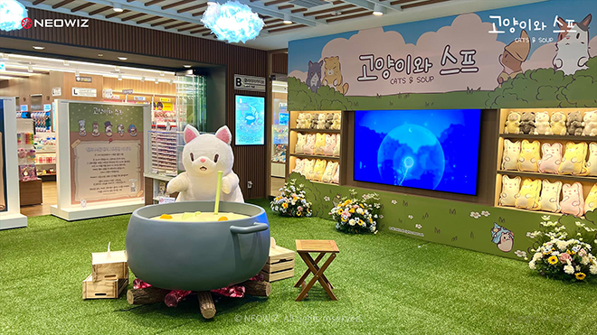 영풍문고 여의도IFC몰점 갤러리 아카이브존에서 운영중인 '고양이와 스프' 팝업스토어 '책장 사이에서 만난 고양이와 스프' 전경. 사진 제공: 네오위즈