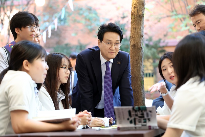 안민석 경기도교육감이 15일 학생들과 대화를 하고있다. /경기도교육청