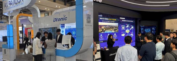 WSCE 2026 디토닉 직원들이 AX PAVILION 부스에서 해외 관람객에게 AX 기술 및 레퍼런스를 설명하고 있는 모습(좌), WSCE 2026 천안∙아산 AI 특화시범도시관 전경. 디토닉은 이 프로젝트에 참여, 두 도시의 AI 프로젝트에 참여, 데이터를 표준화·연계하고, 다양한 AI 서비스와 피지컬 AI가 유기적으로 작동할 수 있도록 지원한다.(우) 이미지=디토닉 제공