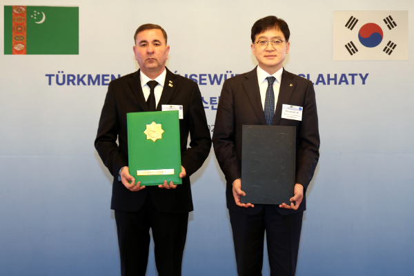 지난 15일 한∙투르크메니스탄 비즈니스 포럼에서 대우건설은 투르크메니스탄 수자원위원회와 ‘카라쿰운하 현대화 사업 협력을 위한 업무협약(MOU)’을 체결했다. (오른쪽부터)이강석 대우건설 대표, 두르디 겐지예프(Durdy Genjiyev) 투르크메니스탄 수자원관리위원회 위원장/대우건설