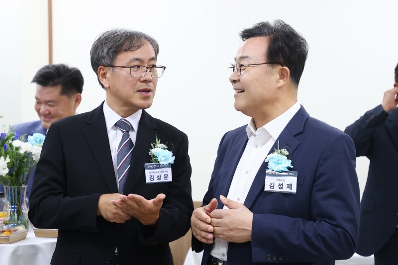 김성제 의왕시장(우)이 GTX-C 노선 홍보관 개관식에 참석해 지티엑스씨 주식회사 관계자로 부터 사업 추진과 관련한 의견을 나누고 있다. /평택시
