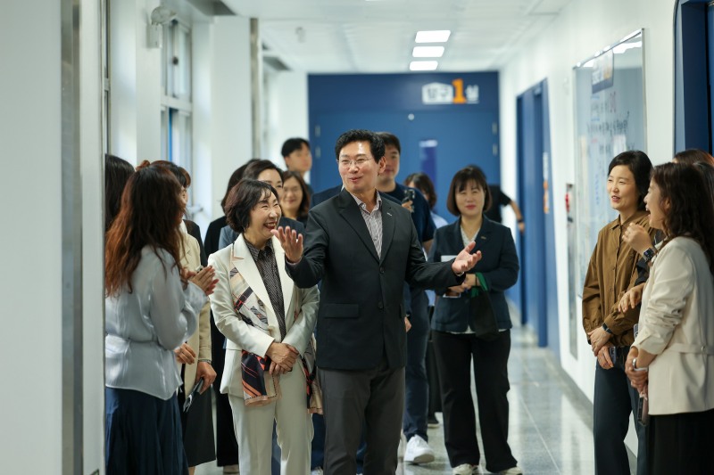 이상일 용인특례시장이 16일 서원초를 찾아 새롭게 단장한 과학실을 둘러보고 있다. /용인시
