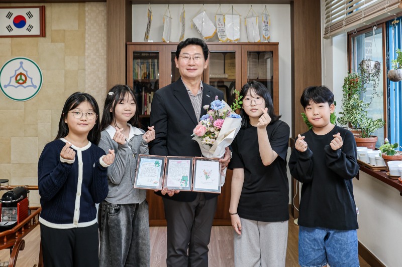 . 이상일 용인특례시장이 16일 서원초 학생 대표들로부터 감사 편지를 받고 기념 촬영하고 있다. /용인시