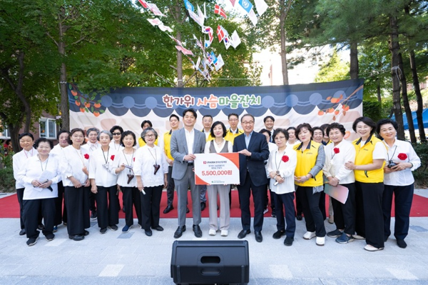 HDC그룹의 계열사 IPARK현대산업개발은 16일 노원구자원봉사센터와 함께 추석맞이 송편 나눔 행사를 진행하고, 노원1종합사회복지관을 찾아 지역 어르신들을 위한 배식 봉사와 기부금 전달식을 진행했다. (사진 보드판 기준 왼쪽부터) 정광재 IPARK현대산업개발 도시정비수주팀 사업소장, 정명진 노원1종합사회복지관장, 신왕섭 IPARK현대산업개발 실장/IPARK현대산업개발