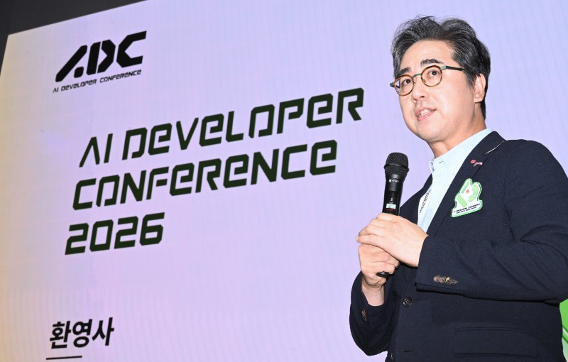 LG전자가 AI 기반 소프트웨어 개발 노하우와 성과를 공유하는 LG AI 데브콘 2026을 진행하고 있다. 사진은 LG전자 SW센터장 김동욱 전무가 환영사를 하고 있는 모습./LG전자