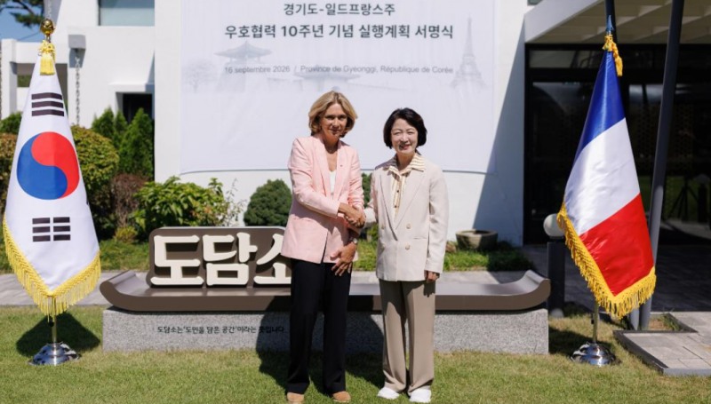 16일 오전 수원특례시 도담소에서 열린 경기도-일드프랑스주 우호협력 10주년 기념 실행계획 서명식에서 추미애 경기도지사, 발레리 페크레스 일드프랑스 주지사가 기념촬영을 하고 있다./경기도