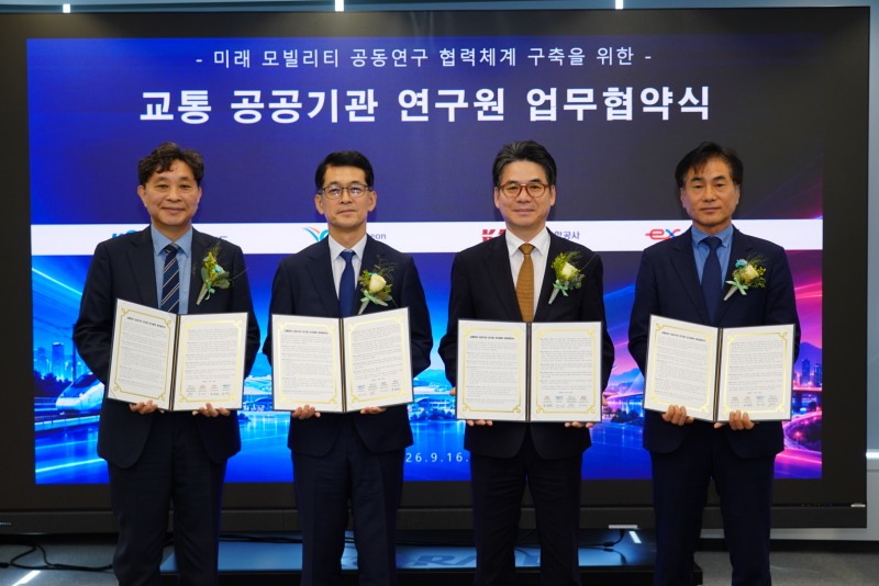 코레일이 16일 대전 본사에서 '교통분야 공공기관 연구원 간 연구 협력'을 위한 업무협약을 체결했다.(왼쪽부터)인천국제공항공사 송치웅 공항산업기술원장, 한국철도공사 양태훈 철도연구원장, 한국도로공사 조성민 도로교통연구원장, 한국공항공사 양세훈 항공산업연구원장/코레일