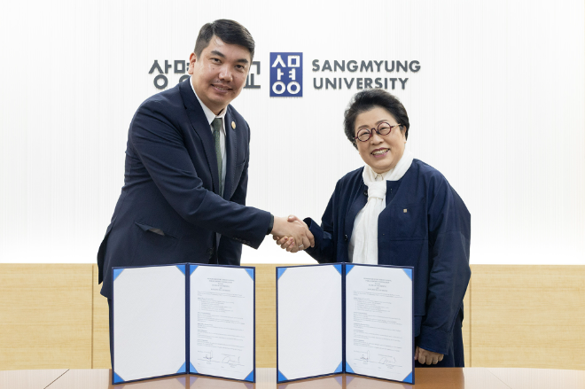 간담회 사진. (왼쪽부터) 바흐티야르 사브데날리예프 카즈가사대학교 총장, 김종희 상명대 총장. (사진제공=상명대)