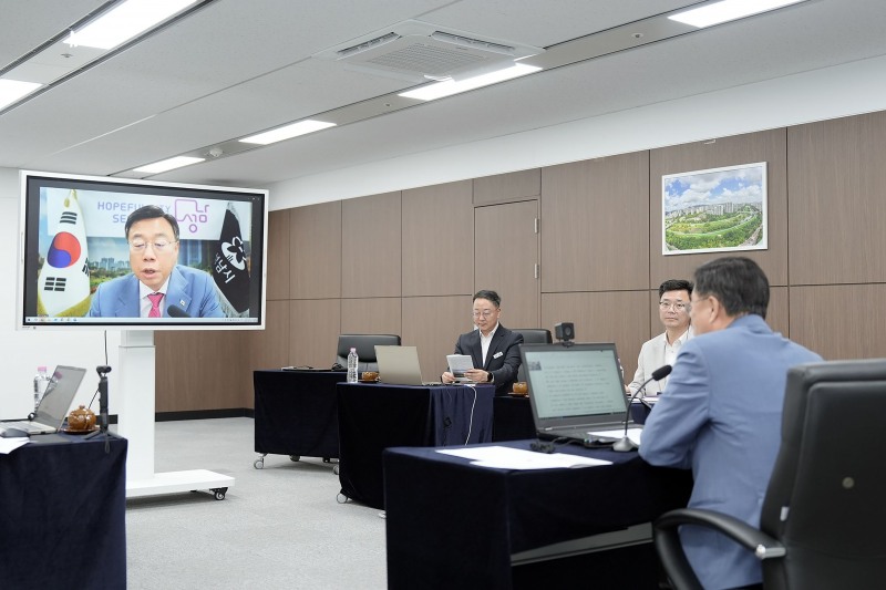신상진 성남시장이 16일 유엔 경제사회국(UN DESA)의 ‘유엔 지속가능교통 10년’ 이행 온라인 웨비나에 참석해 성남시의 지속가능교통 정책 사례를 발표하고 있다. 성남시