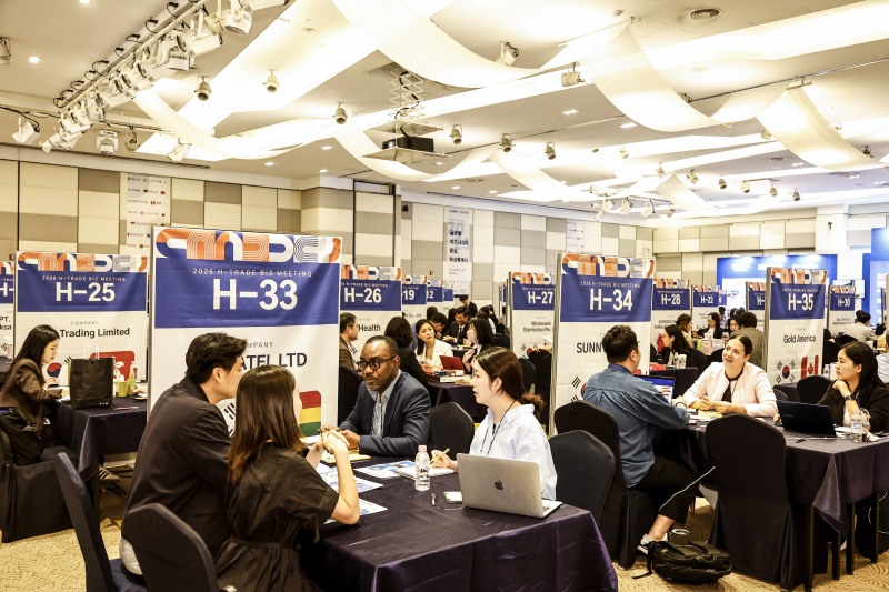 2026 화성특례시 H-TRADE 해외바이어 초청 수출상담회에서 해외바이어와 화성특례시 참여기업들이 일대일 수출 상담을 진행하고 있다. /화성시