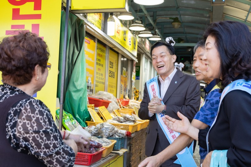이재준 수원특례시장이 상인들과 이야기를 나누고 있다./수원시