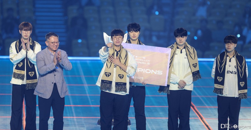 LCK 결승전서 2년 연속 MVP를 받은 젠지e스포츠 '룰러' 박재혁.