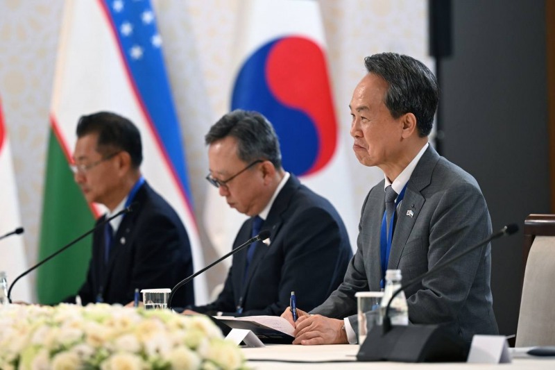 15일 개최된 우즈베키스탄 투자산업무역부와의 비즈니스 라운드테이블에서 (맨 오른쪽)신한금융그룹 진옥동 회장과 (가운데)신한은행 정상혁 은행장이 면담을 진행하고 있다./신한금융그룹