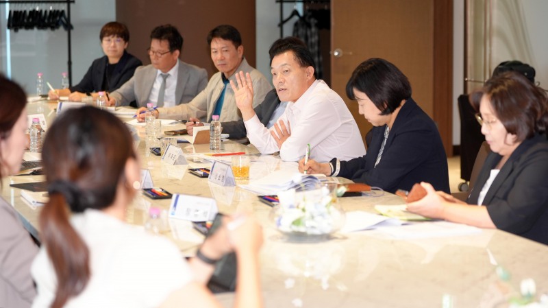 이재준 수원특례시장이 ‘글로벌축제·케이(K)-컬처로드 세미나’에서 의견을 밝히고 있다./수원시