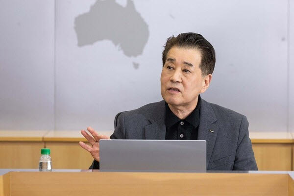 장인화 회장, '트리플코어'로 생존전략 모색한다