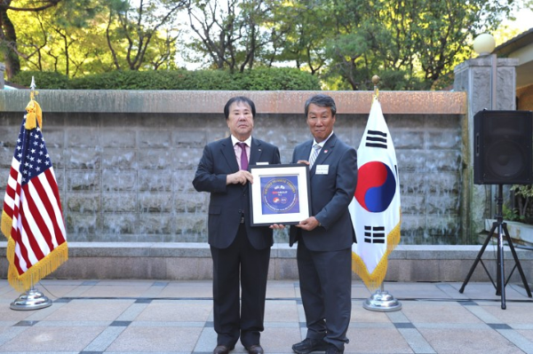 SM그룹 우오현 회장(왼쪽)과 임호영 한미동맹재단 회장(전 한미연합군사령부 부사령관)이 지난 16일 서울 용산구 드래곤힐 세이블스에서 열린 한미동맹재단∙주한미군전우회 후원기업 간담회에서 후원기업인증패를 들고 기념촬영을 하고 있다./SM그룹