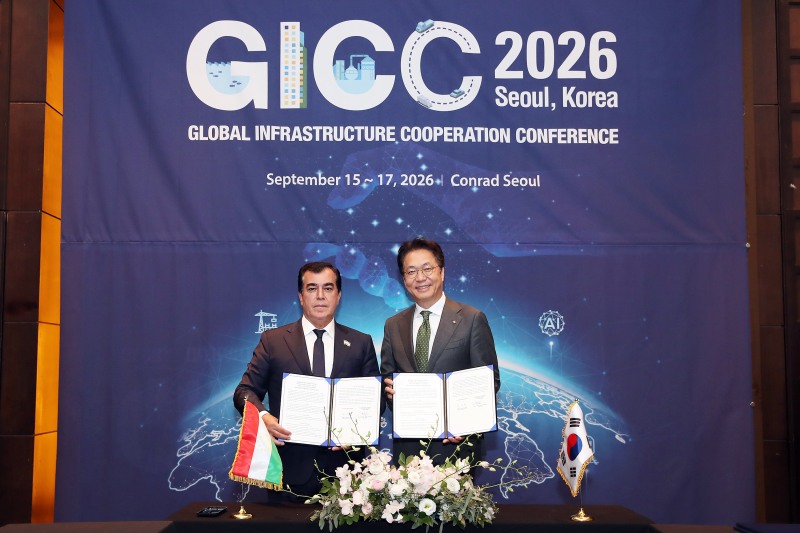 16일 GICC 2026에서 국가철도공단 정진혁 이사장(오른쪽)과 타지키스탄 미르조알리 코밀 주마혼(Mirzoali Komil Jumahon) 철도공사 사장(왼쪽)이 업무협약(MOU)을 체결하고 기념사진을 촬영하고 있다./국가철도공단