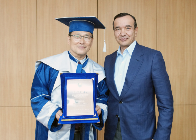 지난16일, 성신여자대학교-우즈베키스탄 국립음악예술대학교 업무협약 체결 후, 우즈베키스탄 국립음악예술대 명예교수로 위촉된 이성근 성신여대 총장(왼쪽)이 오조드벡 나자로베코프 우즈베키스탄 문화부 장관과 기념 촬영을 하고 있다. (사진제공=성신여대)