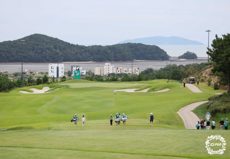 17일 경기도 안산시 대부도 더헤븐리조트 내 더헤븐CC에서 열린 한국여자프로골프(KLPGA) 투어 하나금융그룹 챔피언십 1라운드 10번홀 전경. 사진=KLPGA