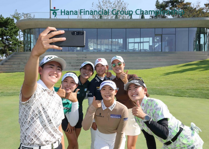 16일 경기도 안산시 대부도 더헤븐리조트 내 더헤븐CC에서 한국여자프로골프(KLPGA) 투어 하나금융그룹 챔피언십 포토콜이 열렸다. 왼쪽부터 시계방향으로 이와이아키 서교림 리디아고 황유민 이민지 이와이치지 이다연. 사진=KLPGA