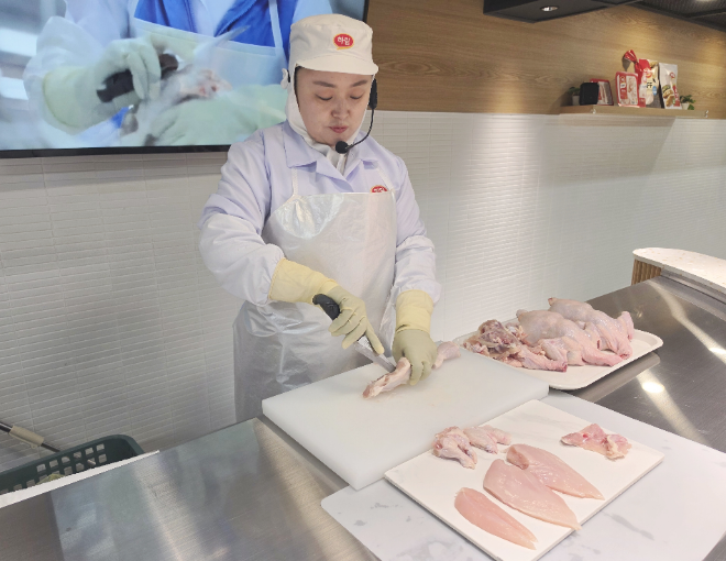 전북 익산 하림 '치킨로드'에서 하림 직원이 이날 도계한 닭을 손질하는 시범을 보이고 있다. 사진=김유승 기자