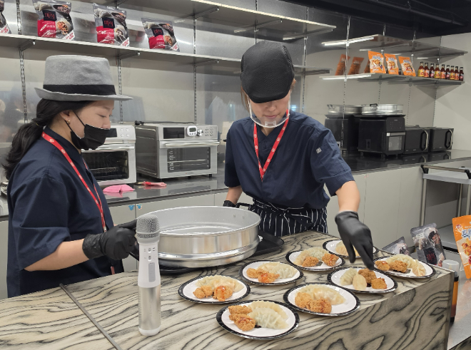 하림 직원이 만두 및 너겟 제품을 시식용 용기에 담고 있다. 사진=김유승 기자