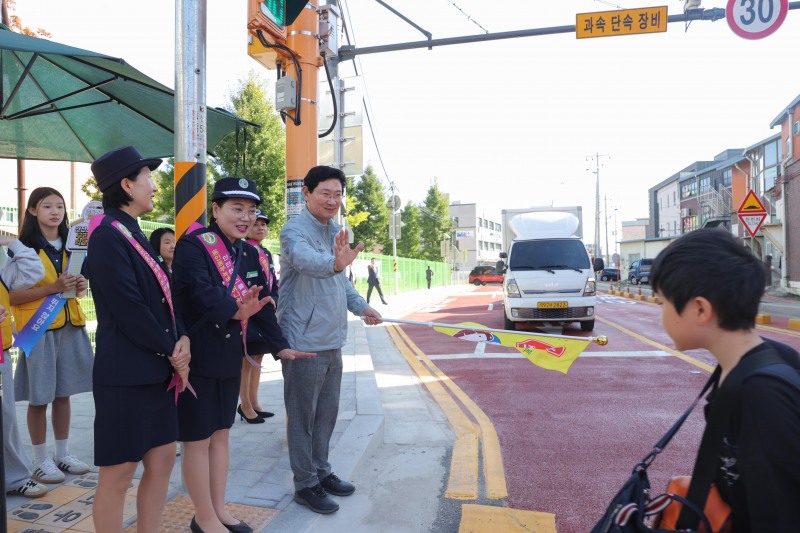 이상일 용인특례시장이 17일 아침 능원초등학교에서 학생들의 안전을 위한 교통지도 봉사에 참여했다. /용인시