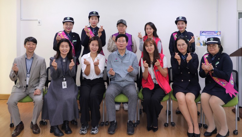 이상일 용인특례시장이 17일 아침 능원초등학교에서 학생 안전을 위한 교통지도 봉사활동 참석자들과 기념촬영을 하고있다. /용인시
