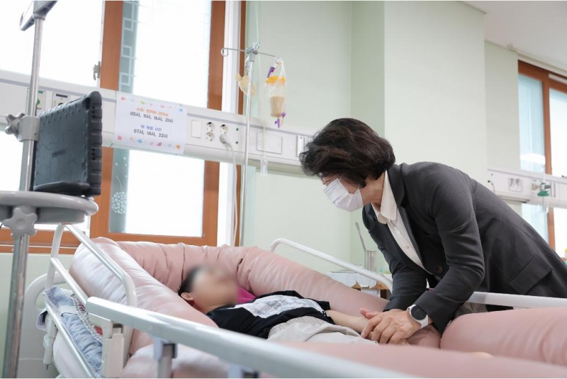 17일 오후 여주 천사들의 집을 방문한 추미애 경기도지사가 시설 라운딩을 하고 있다./경기도