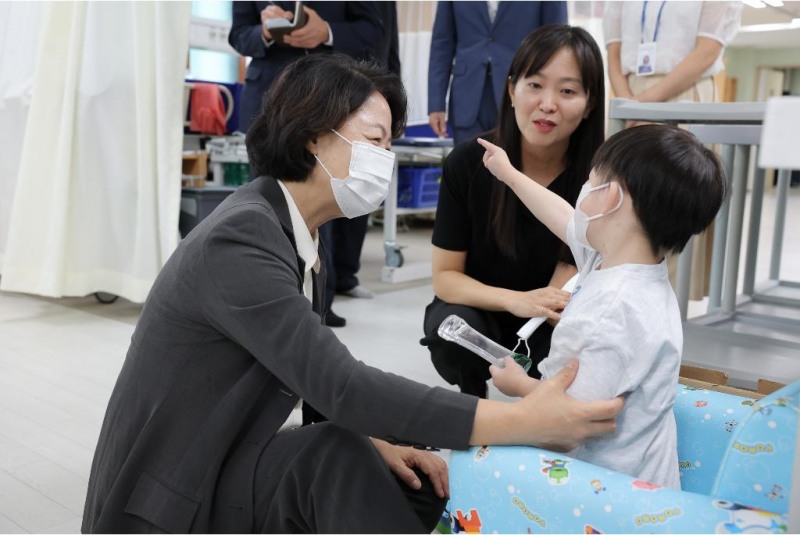 추미애 경기도지사가 17일 어ㅣㄴ이와 함께 하고있다. /경기도
