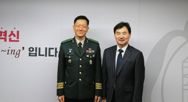 덕성여대 민재홍 총장(오른쪽)과 육군 최훈 장군 간담회 후 기념촬영을 하고 있다. (사진제공=덕성여대)