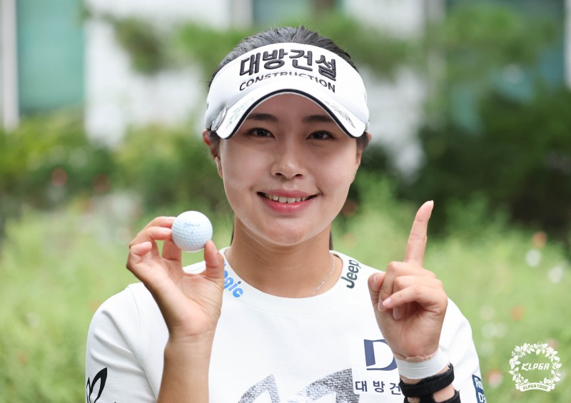 17일 경기도 안산시 대부도 더헤븐리조트 내 더헤븐CC에서 열린 한국여자프로골프(KLPGA) 투어 하나금융그룹 챔피언십 1라운드에 나선 성유진이 8번홀 홀인원에 성공한 뒤 기념촬영을 하고 있다. 사진=KLPGA
