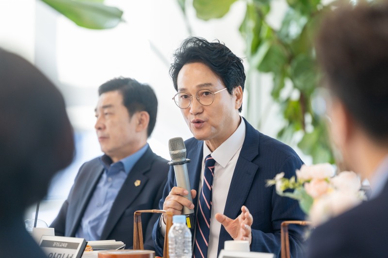 안민석 경기도교육감이 17일 열린 경기도의회 교육행정위원회와 조찬간담회에서 발언을 하고있다. /경기도교육청