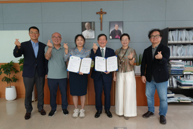 가톨릭관동대-中 웨이하이 하이청상업학교 MOU 체결 후 단체 기념사진. (사진제공=가톨릭관동대)