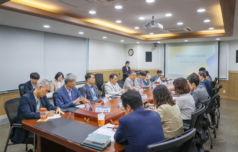17일 시청 혁신토론방에서 시흥시 실ㆍ국장이 모여 추석 명절 종합대책 회의를 진행하고 있다. /시흥시