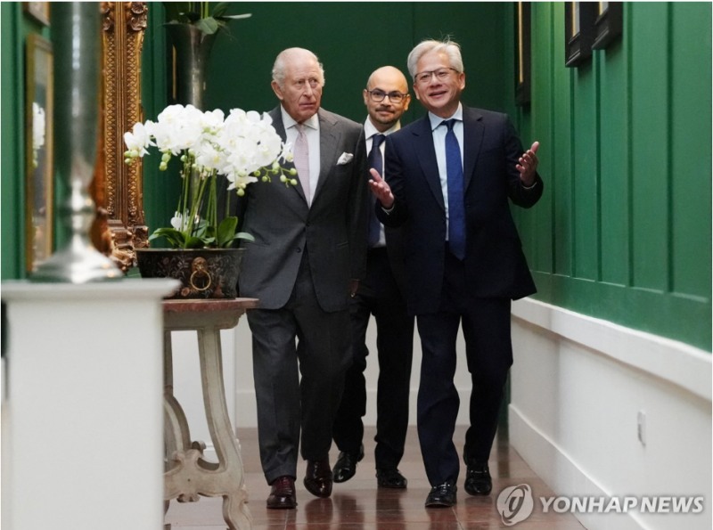 젠슨 황 엔비디아 CEO는 17일(현지시간) 찰스3세 국왕과 함께 참석한 행사에서 "내년 엔비디아가 판매하는 반도체 칩 수가 올해의 두 배가 될 것"이라고 밝혔다. 사진=찰스3세 국왕, 허사비스, 젠슨 황CEO, 로이터통신, 연합뉴스