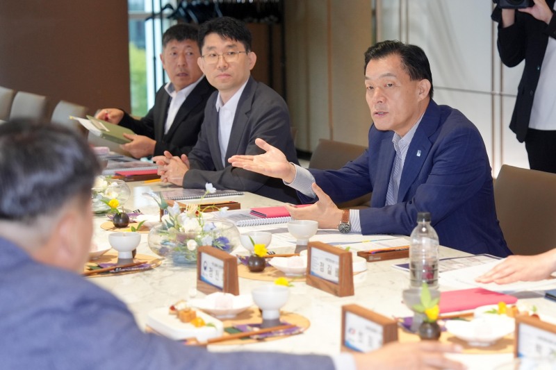 이재준 수원특례시장이 제18회 세계도로협회(PIARC) 동계도로대회 유치위원회 출범식에서 발언하고 있다./수원시