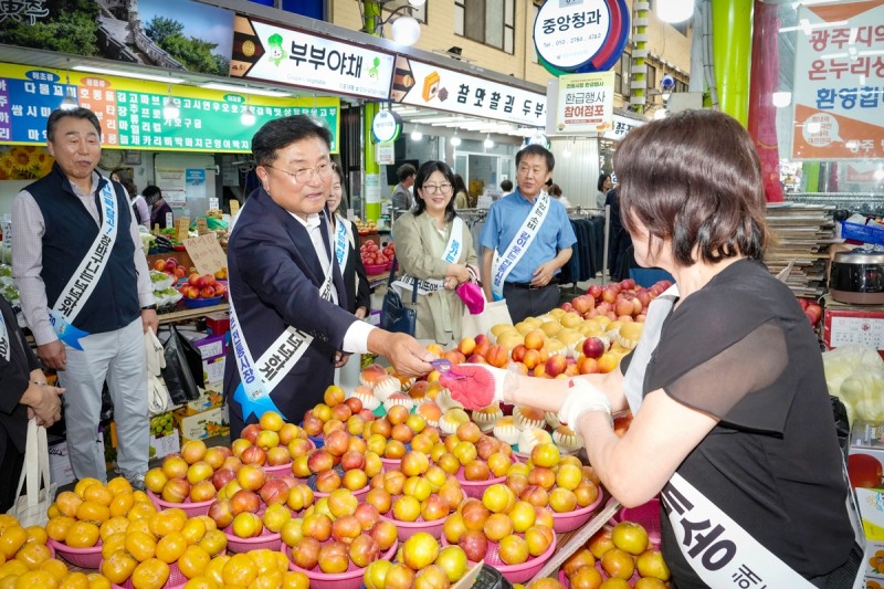 박관열 광주시장이 지난 17일 경안시장에서 '추석맞이 전통시장 장보기 행사 및 물가안정 캠페인’을 진행하고있다. /광주시
