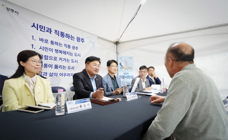 박관열 광주시장이 초월역에서 '직통시장실'을 진행하고있다. /광주시