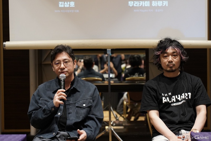 앞으로의 사업 방향성과 '환상세계의 푸치포용' 개발 과정을 소개한 NHN 김상호 게임사업부문 대표, NHN플레이아츠 무라카미 하루키 이사.