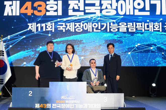 사진=김영훈 고용노동부 장관과 대회 수상자 기념촬영 / 한국장애인고용공단 제공