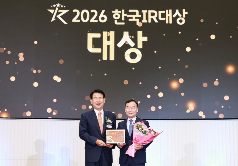 신한금융지주회사(회장 진옥동)는 18일 한국IR협의회가 한국거래소에서 개최한 ‘2026 한국IR대상’ 시상식에서 최고 영예인 금융위원장상 ‘대상’을 수상했다고 밝혔다. 이날 시상식에 참석한 (왼쪽부터)한국거래소 정은보 이사장과 신한지주 장정훈 재무부문장이 기념촬영을 하고 있다./신한금융지주회사